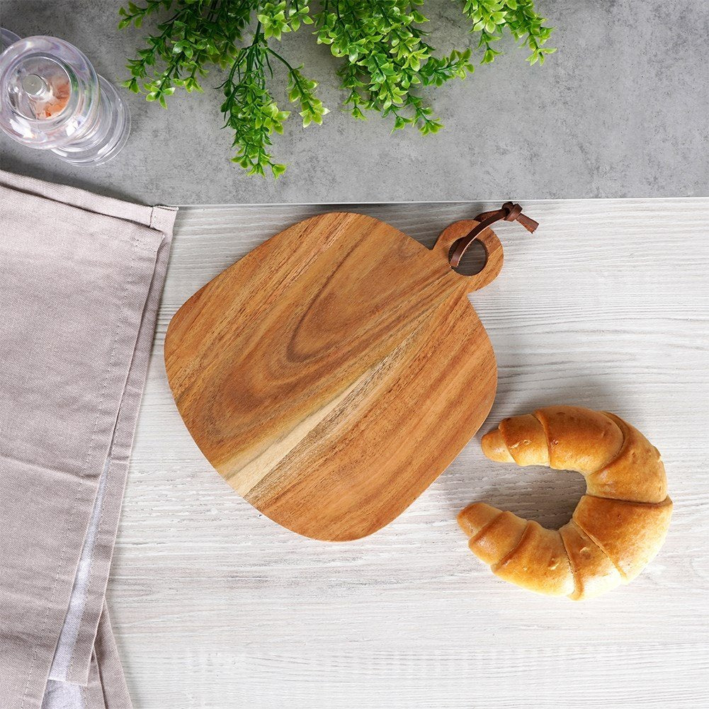 Cutting board in durable acacia wood with handle