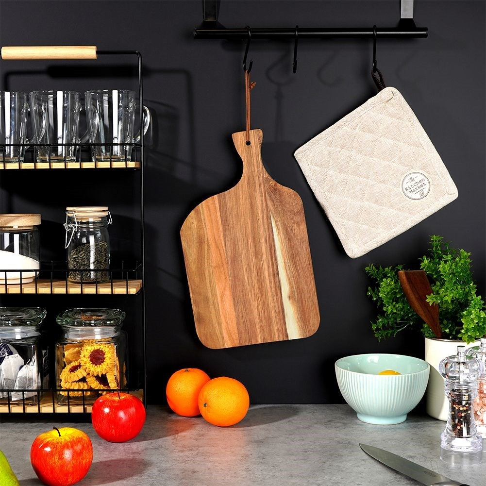 Cutting board in durable acacia wood with handle