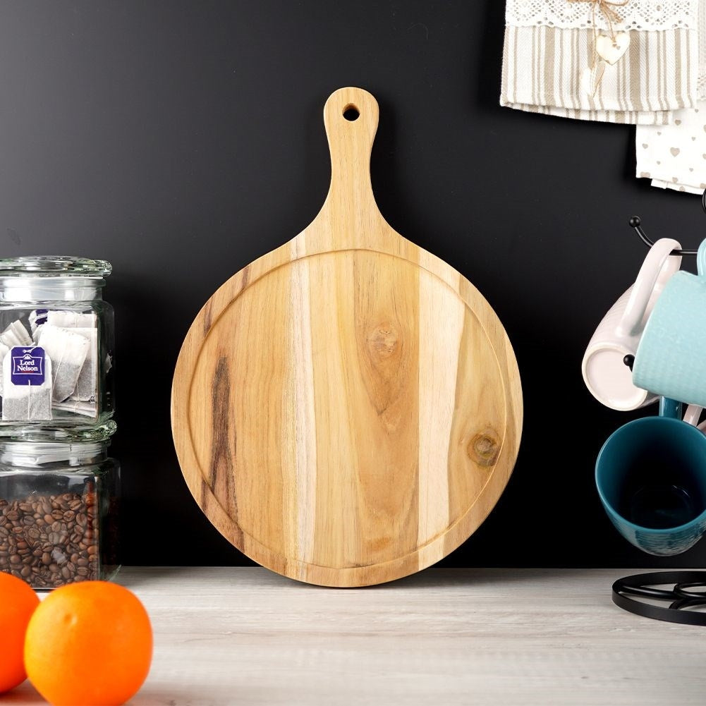 Cutting board in durable acacia wood with practical handle