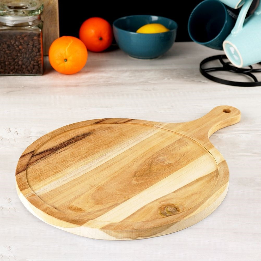 Cutting board in durable acacia wood with practical handle
