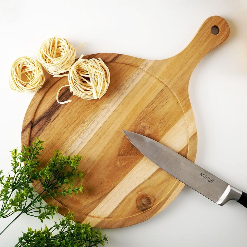 Cutting board in durable acacia wood with practical handle