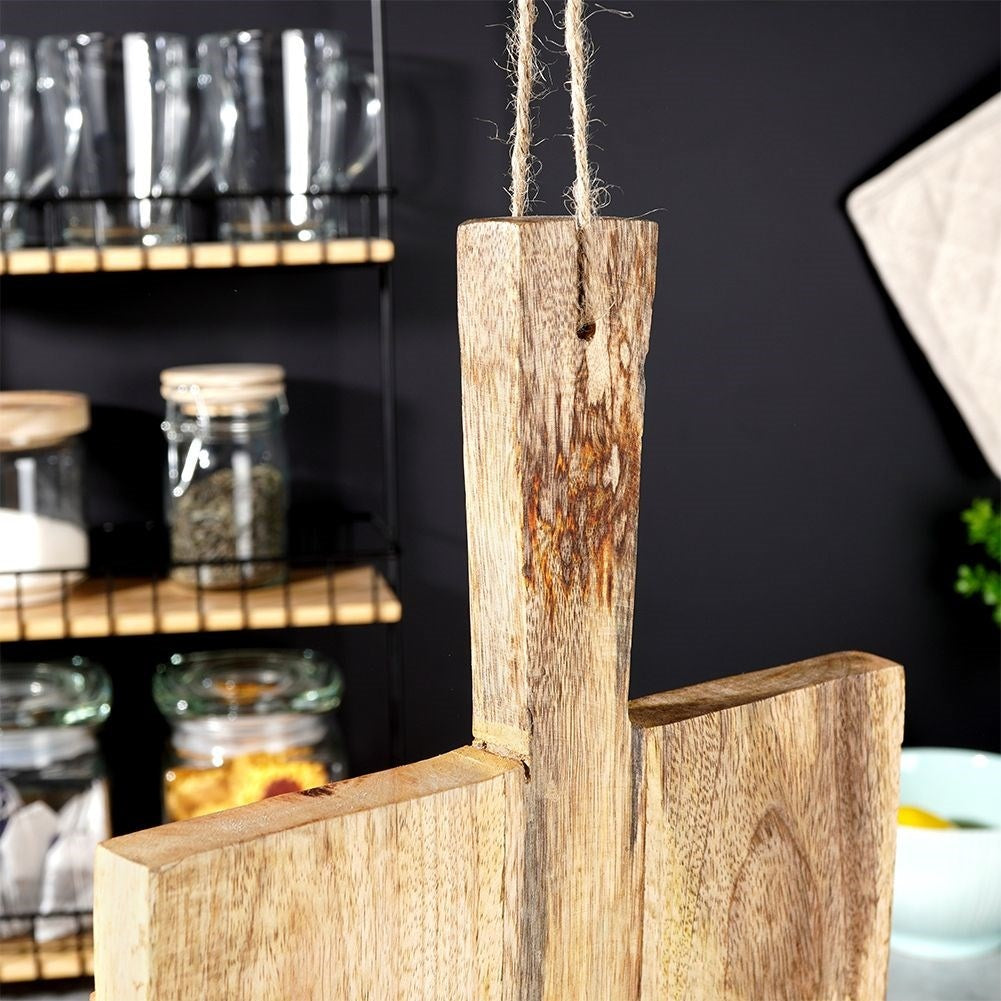 Cutting board in durable mango wood for cutting and serving