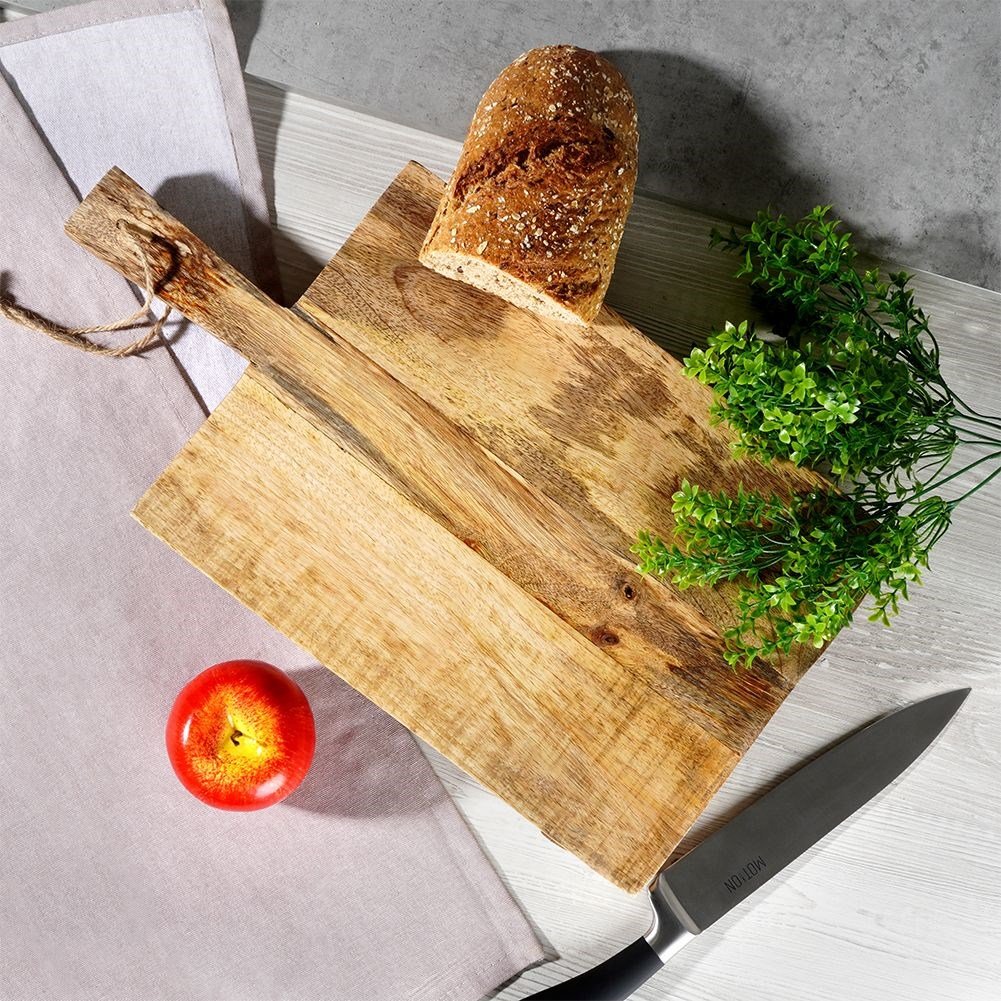 Cutting board in durable mango wood for cutting and serving