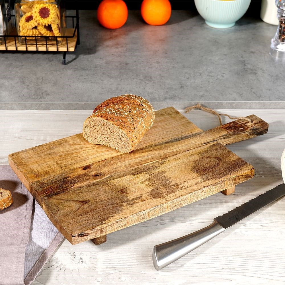 Cutting board in durable mango wood for cutting and serving