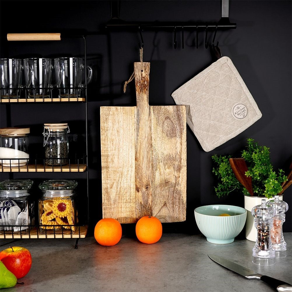 Cutting board in durable mango wood for cutting and serving