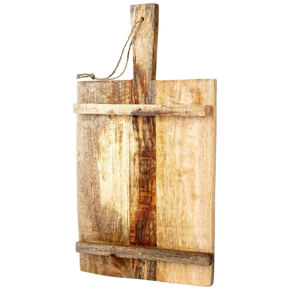 Cutting board in durable mango wood for cutting and serving