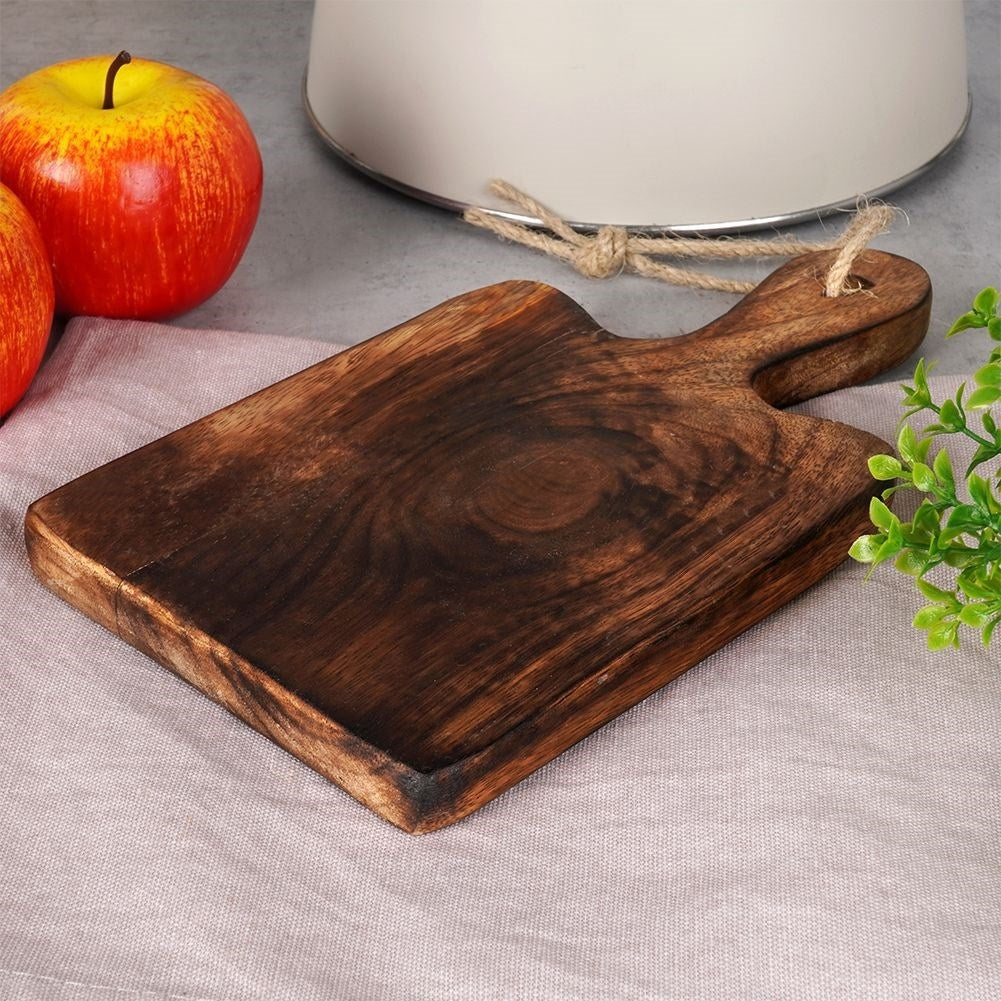 Cutting board in durable mango wood with handle