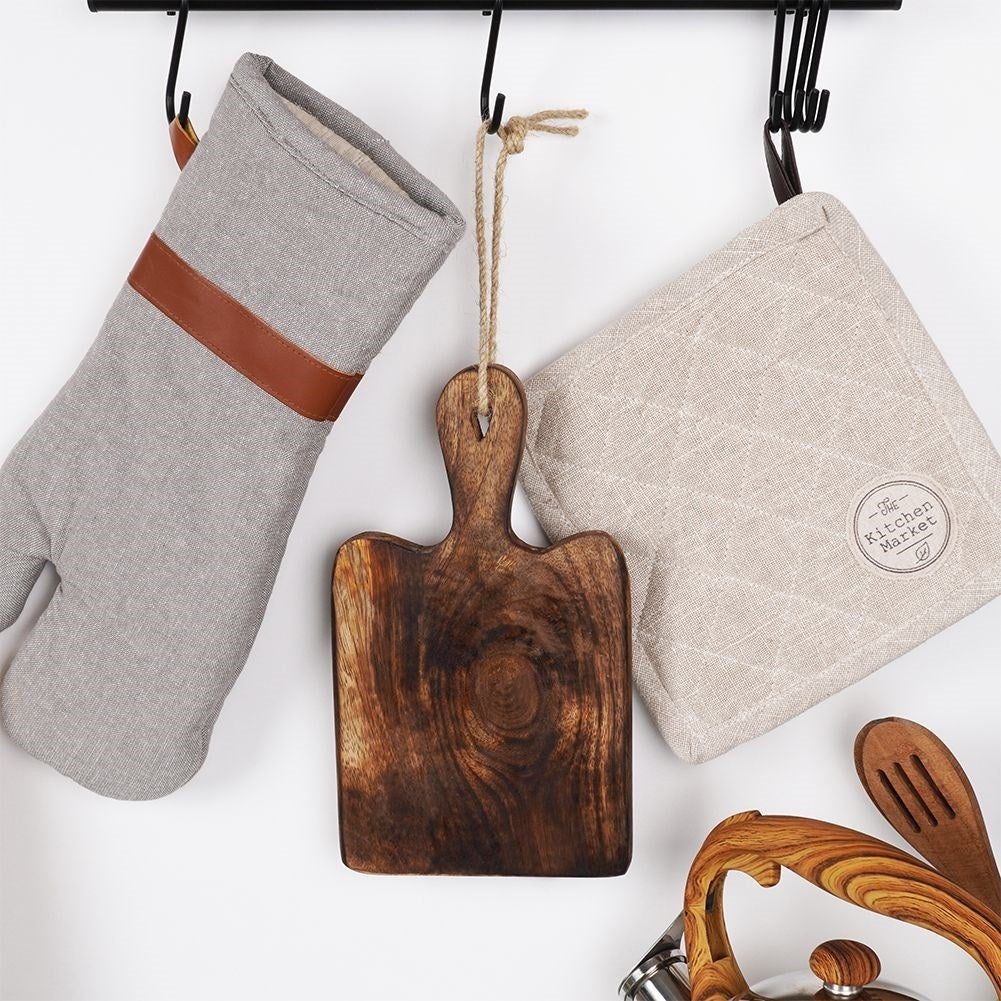 Cutting board in durable mango wood with handle