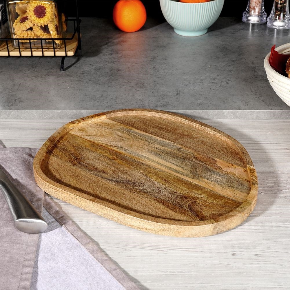 Cutting board in mango wood with a high edge and felt cushions