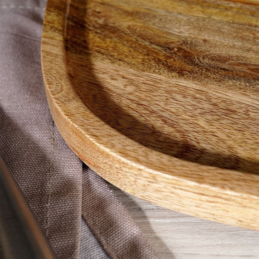 Cutting board in mango wood with a high edge and felt cushions