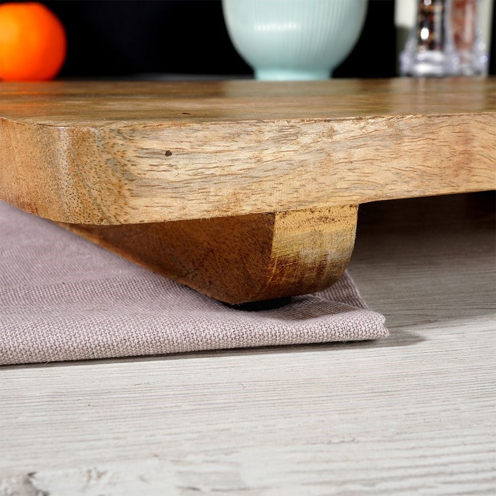 Cutting board in mango wood with handle and hanging cord