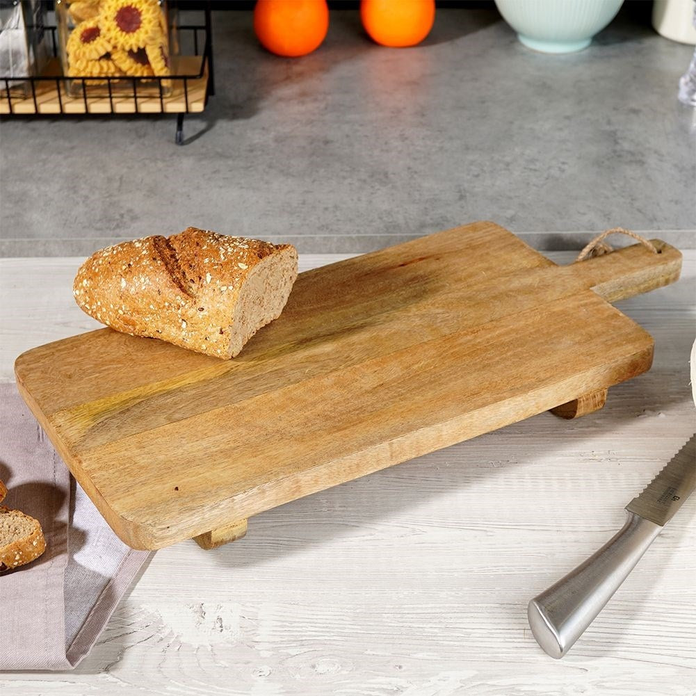 Cutting board in mango wood with handle and hanging cord