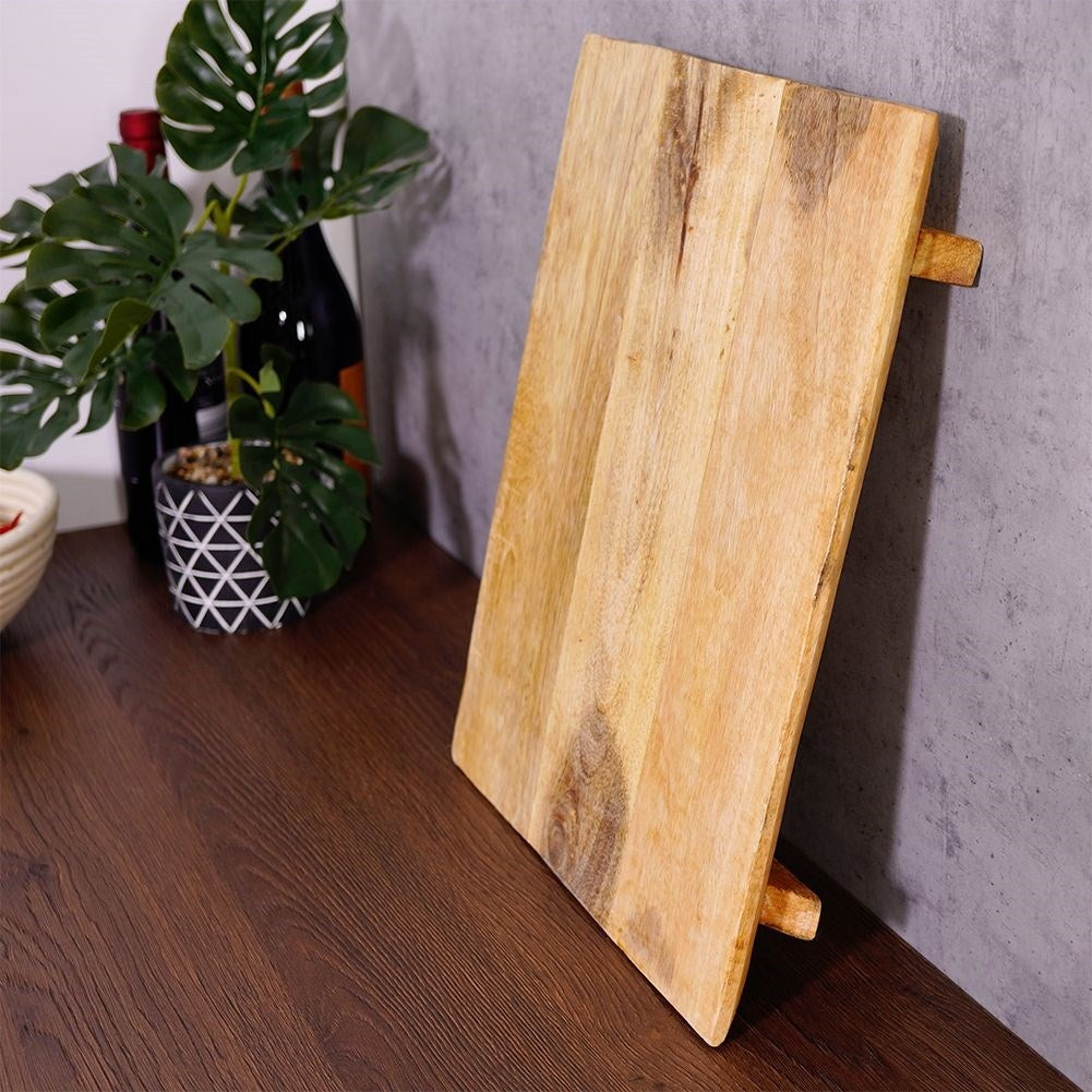 Cutting board in mango wood with raised construction