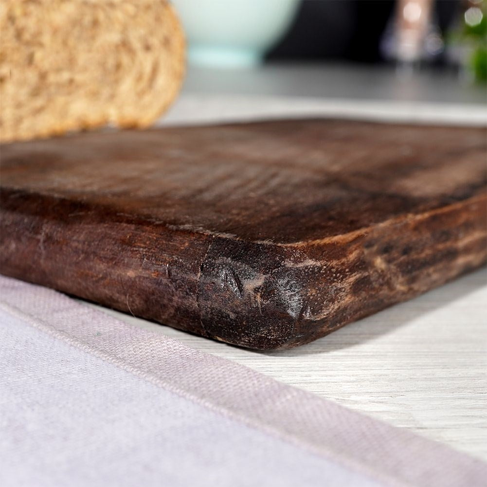 Cutting board in natural mango wood for cutting and serving