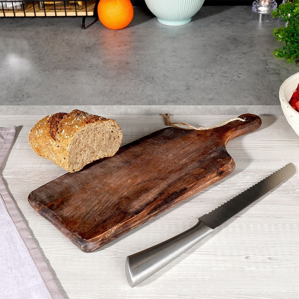 Cutting board in natural mango wood for cutting and serving