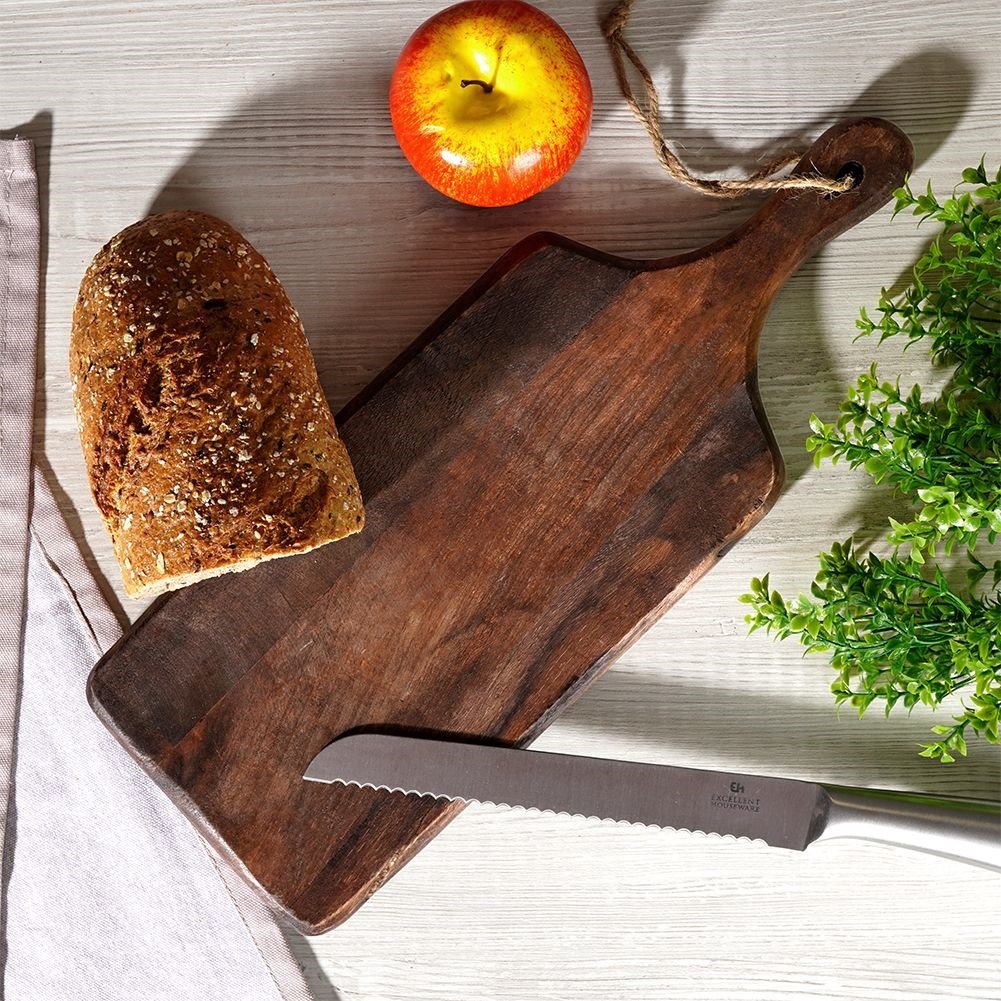 Cutting board in natural mango wood for cutting and serving
