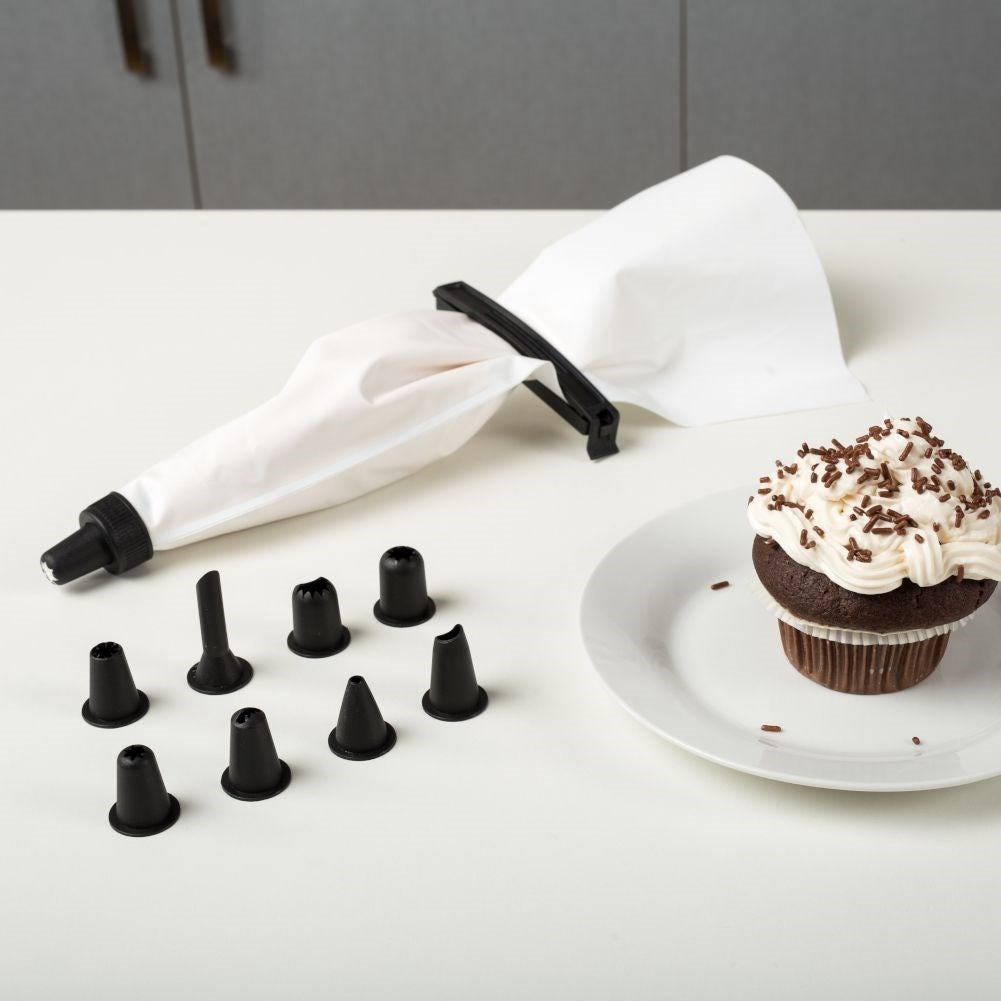 Decoration set for pastries with bag, nozzles and syringe