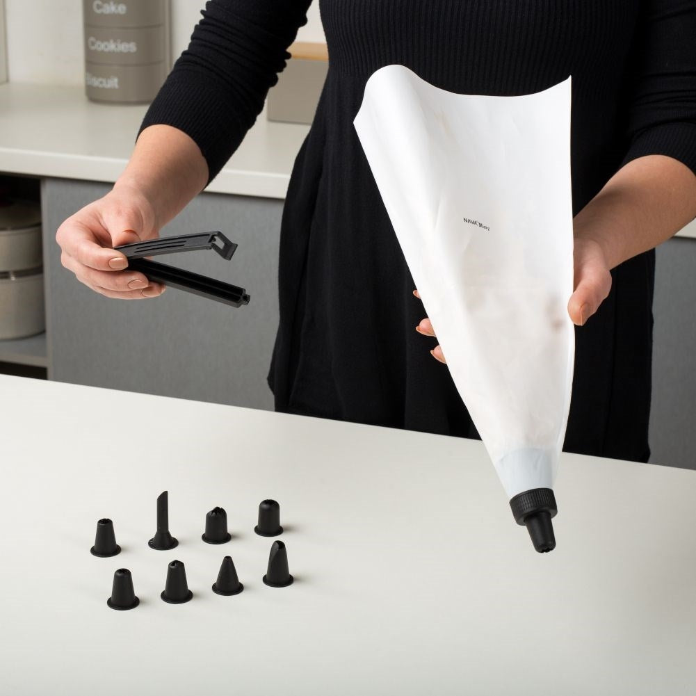 Decoration set for pastries with bag, nozzles and syringe