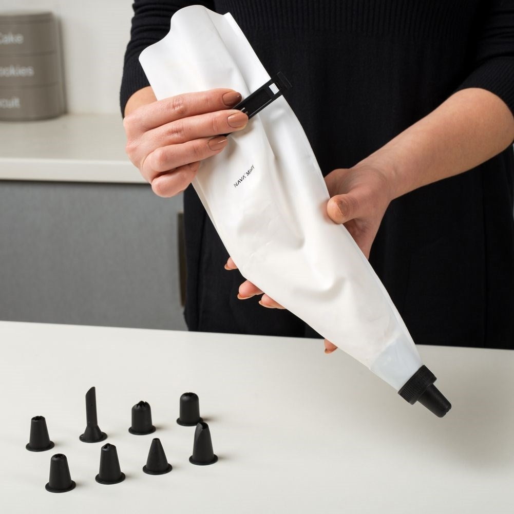 Decoration set for pastries with bag, nozzles and syringe