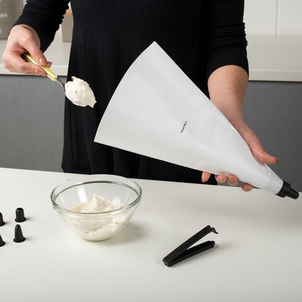 Decoration set for pastries with bag, nozzles and syringe