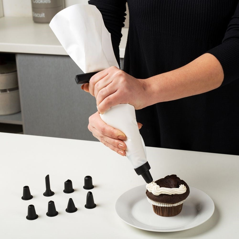 Decoration set for pastries with bag, nozzles and syringe