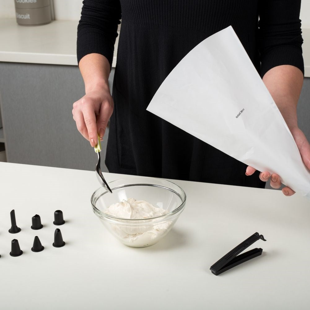 Decoration set for pastries with bag, nozzles and syringe