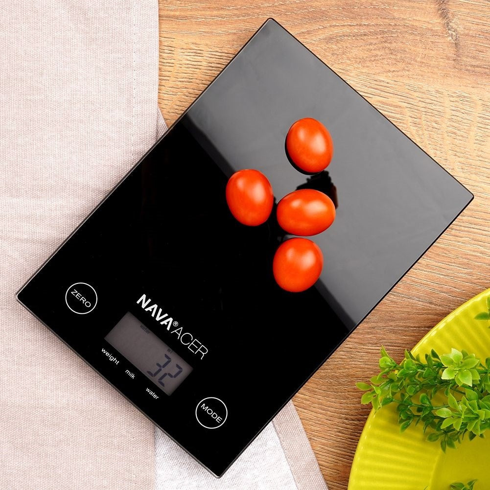Digital kitchen scale in black glass with LCD and 5 kg capacity