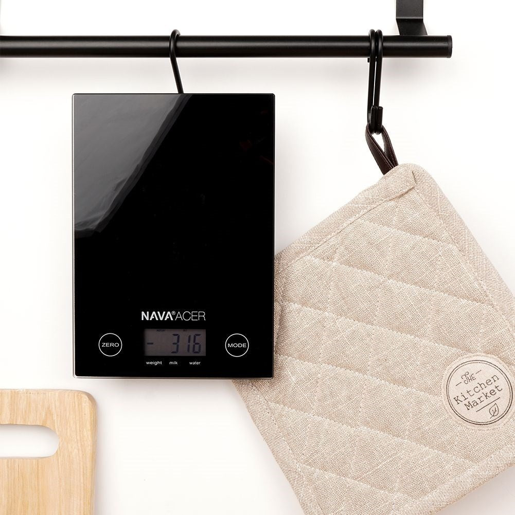 Digital kitchen scale in black glass with LCD and 5 kg capacity