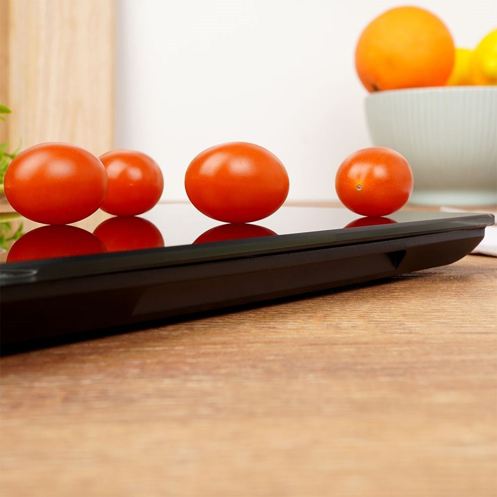 Digital kitchen scale in black glass with LCD and 5 kg capacity