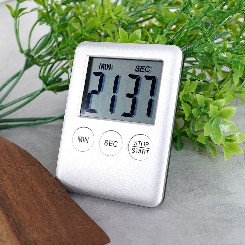 Digital kitchen timer with magnet for easy installation