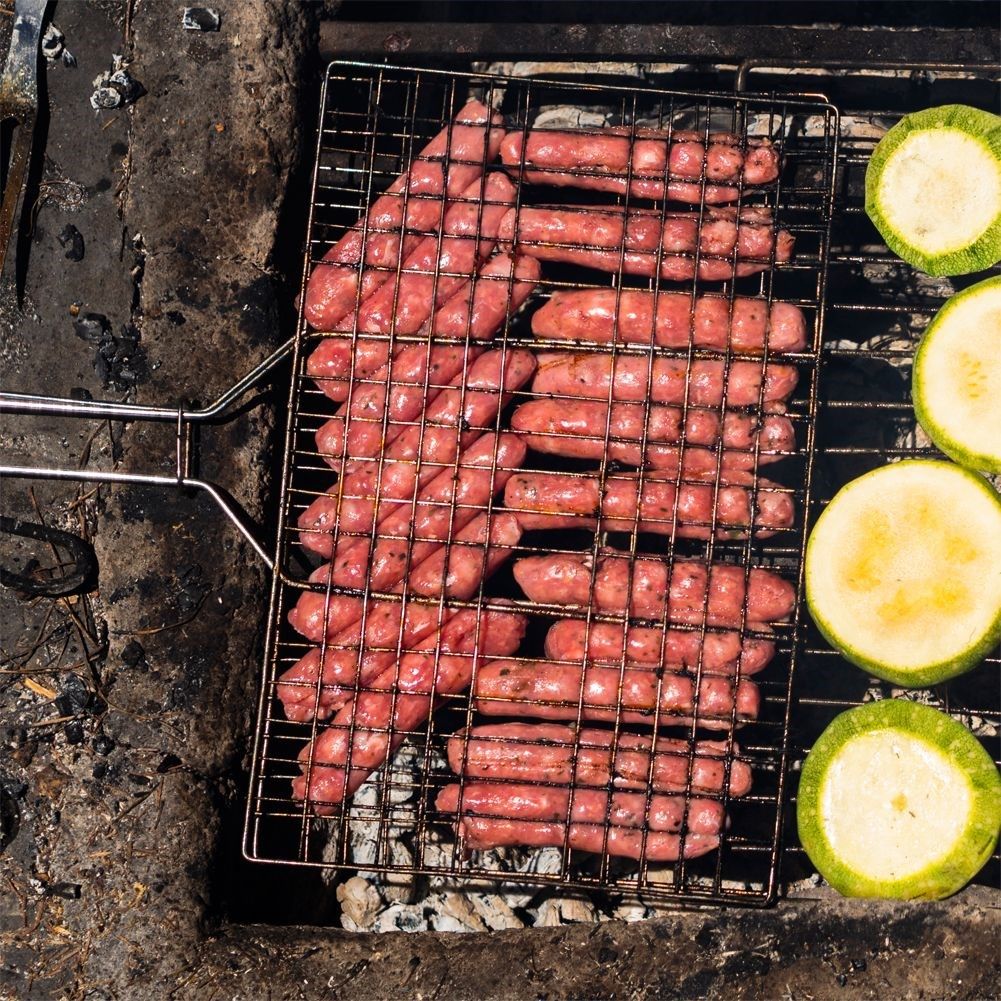 Double grill with lock and wooden handle for easy cooking