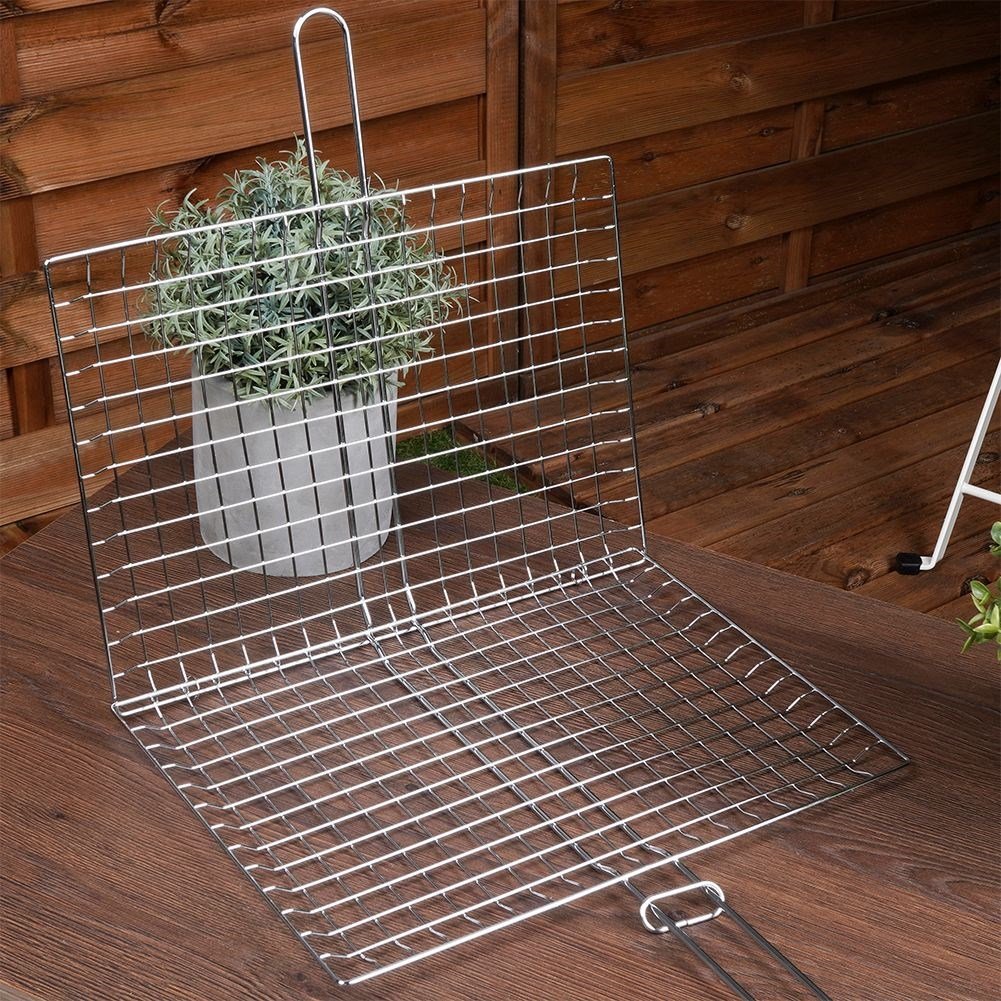 Double grill with lock and wooden handle for easy cooking