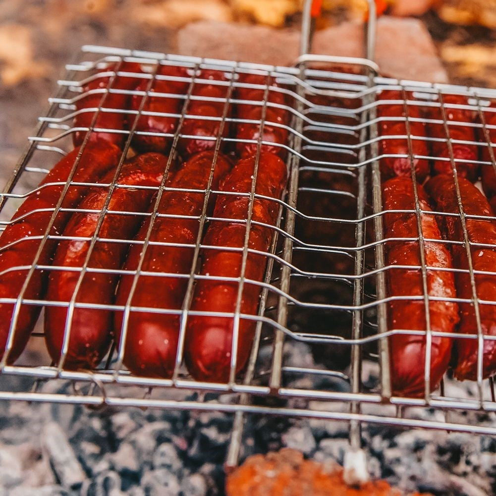 Double grill with lock and wooden handle for easy cooking