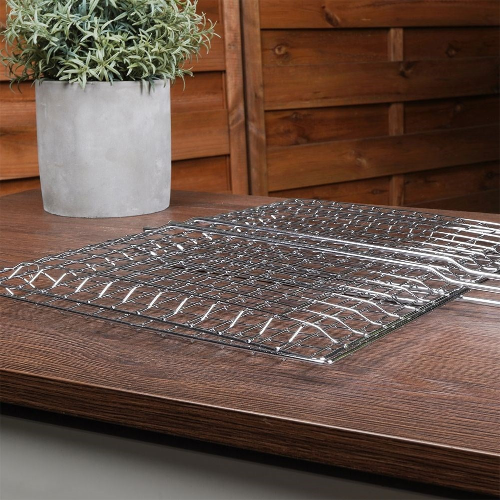 Double grill with lock and wooden handle for easy cooking
