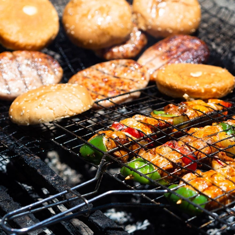 Double grill with lock and wooden handle for easy cooking
