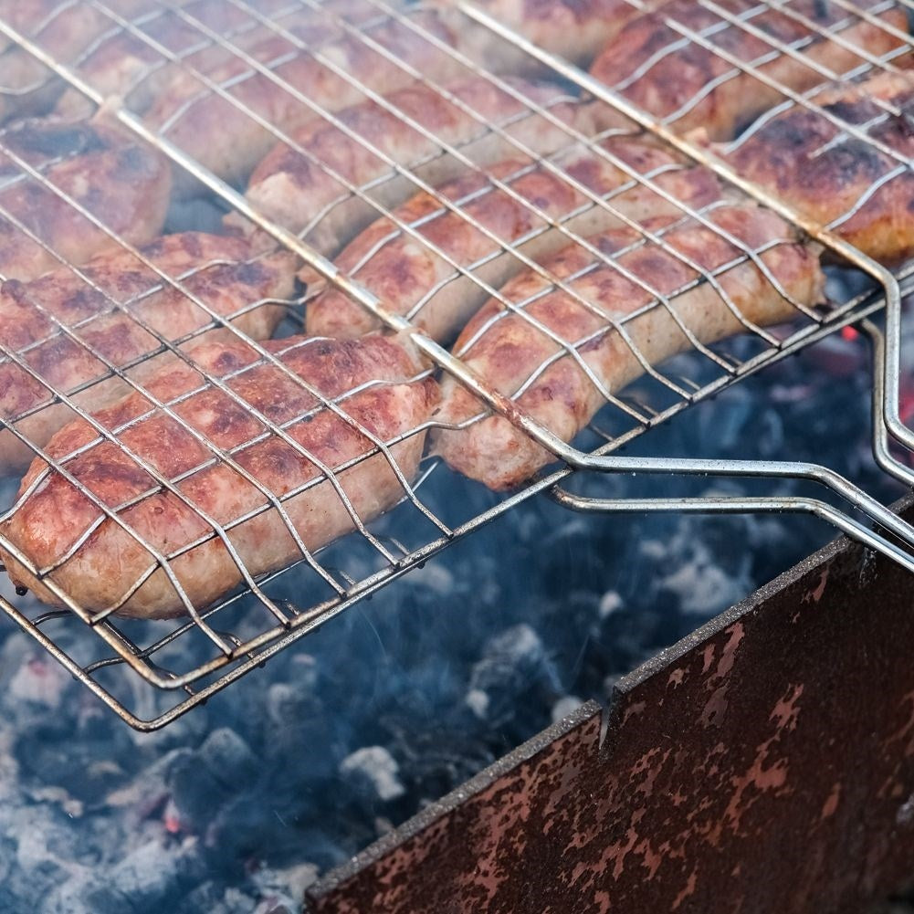 Double grill with lock and wooden handle for easy cooking