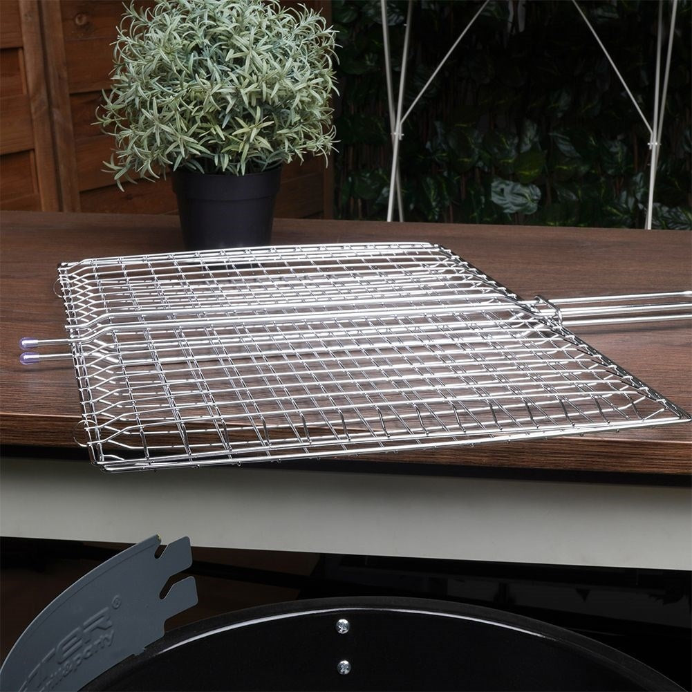 Double grill with wooden handle and large grill surfaceDouble grill with wooden handle and large grill surfaceOur double grill with lockable function makes cooking on the grill easy and smooth. Thanks to this grill, it becomes easy to turn the foo