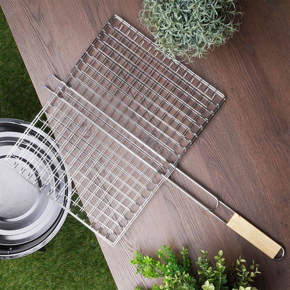 Double grill with wooden handle and large grill surfaceDouble grill with wooden handle and large grill surfaceOur double grill with lockable function makes cooking on the grill easy and smooth. Thanks to this grill, it becomes easy to turn the foo