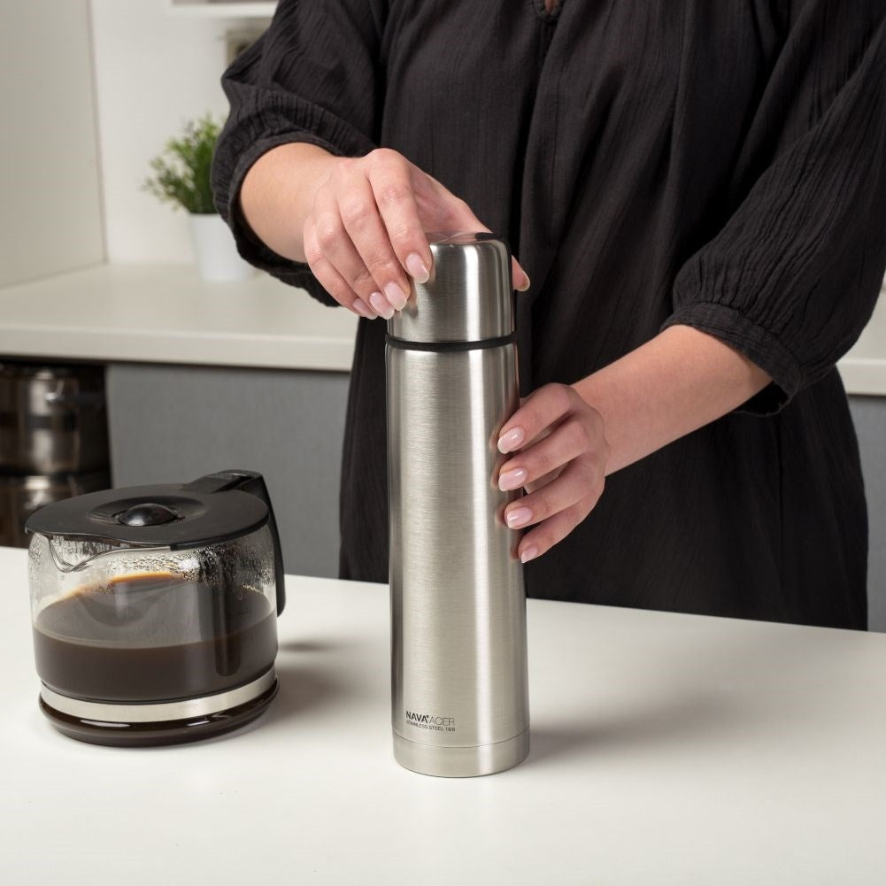 Double-walled stainless steel thermos with automatic cork