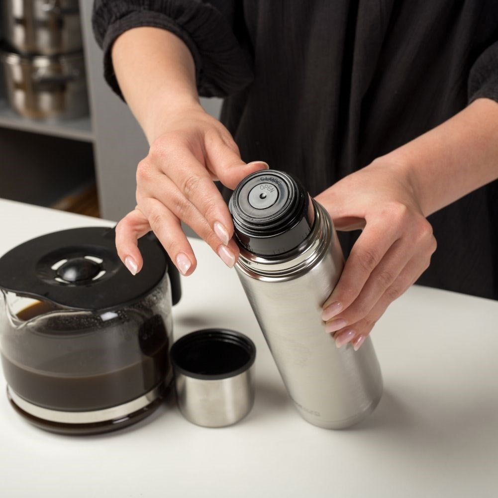 Double-walled stainless steel thermos with automatic cork