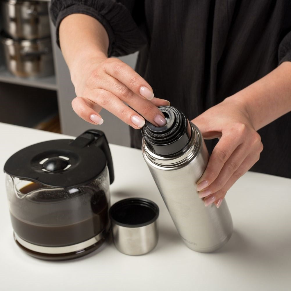 Double-walled stainless steel thermos with automatic cork