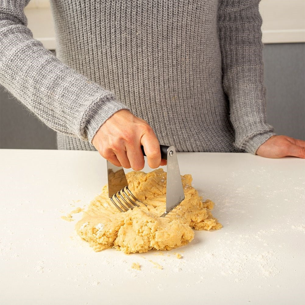 Dough mixer with 5 stainless blades and soft touch handle