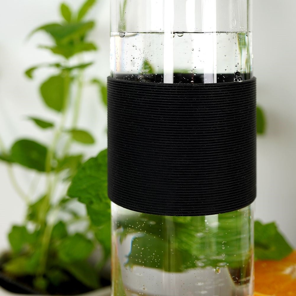 Durable 600 ml bottle in borosilicate glass with silicone protection