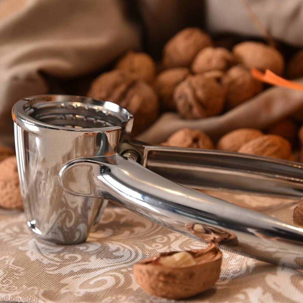 Durable nutcracker for hard nuts