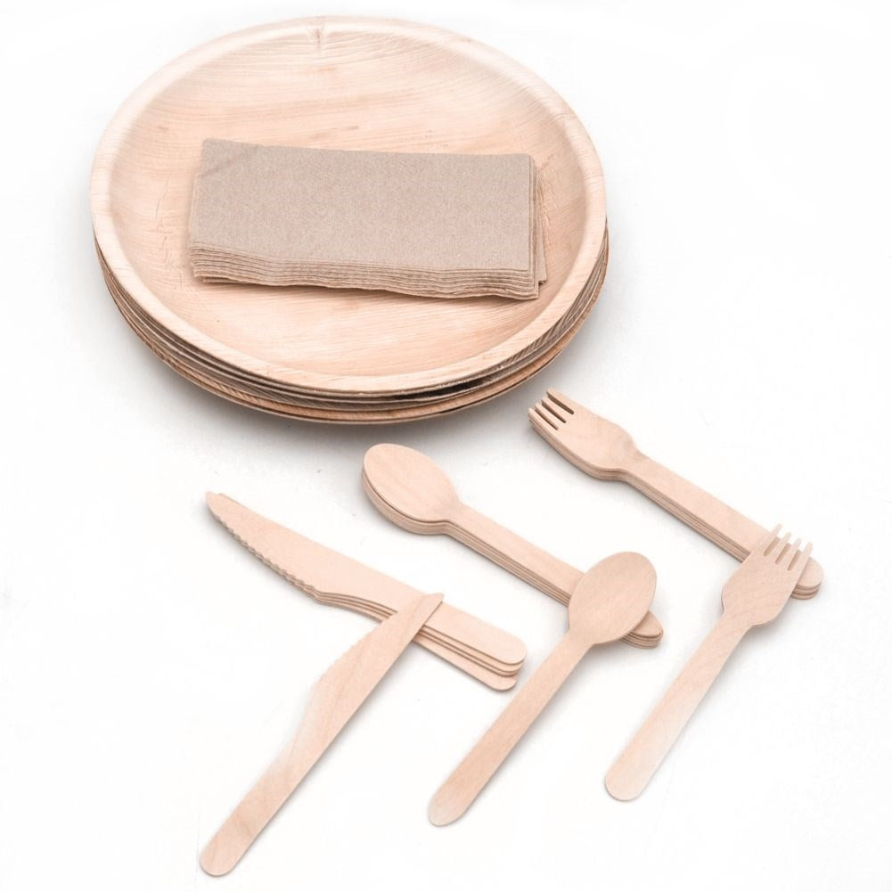 Durable set: Plates, cutlery & napkins for stylish setting