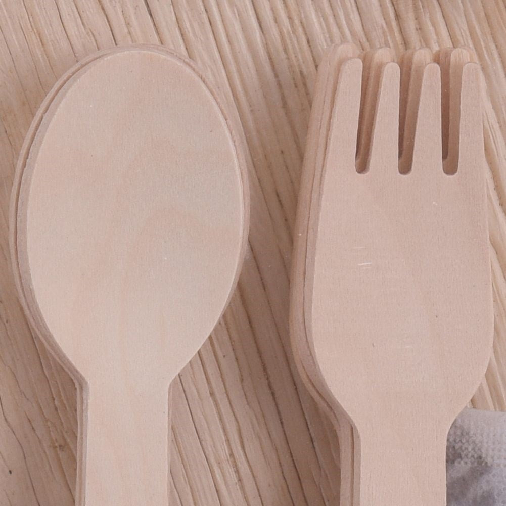 Durable set: Plates, cutlery & napkins for stylish setting