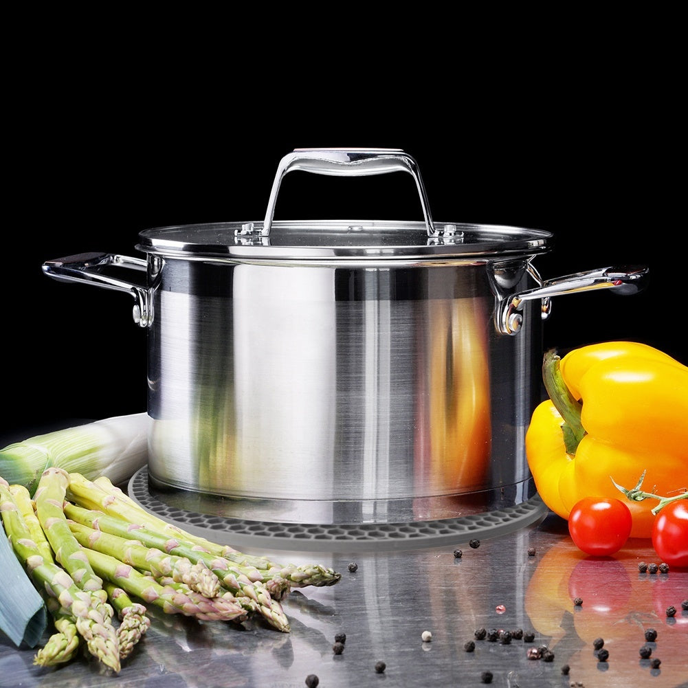 Durable silicone mat: Protect the kitchen counter from heat damage