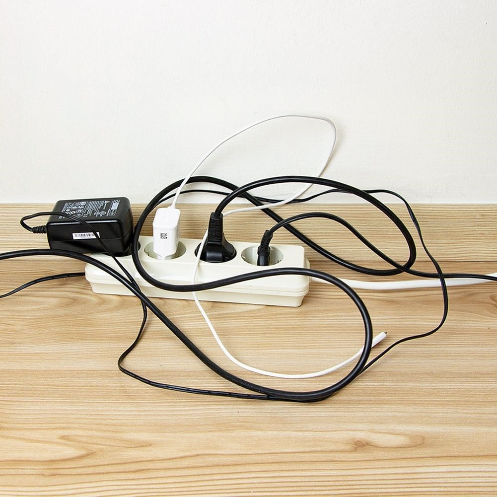 Effective cable holder in white plastic for tangle-free storage