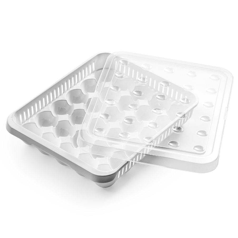 Egg storage: Light, durable and holds 30 eggs