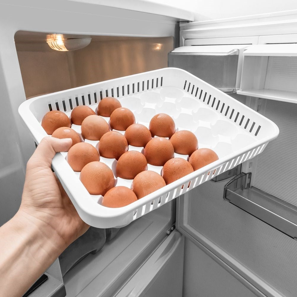 Egg storage: Light, durable and holds 30 eggs